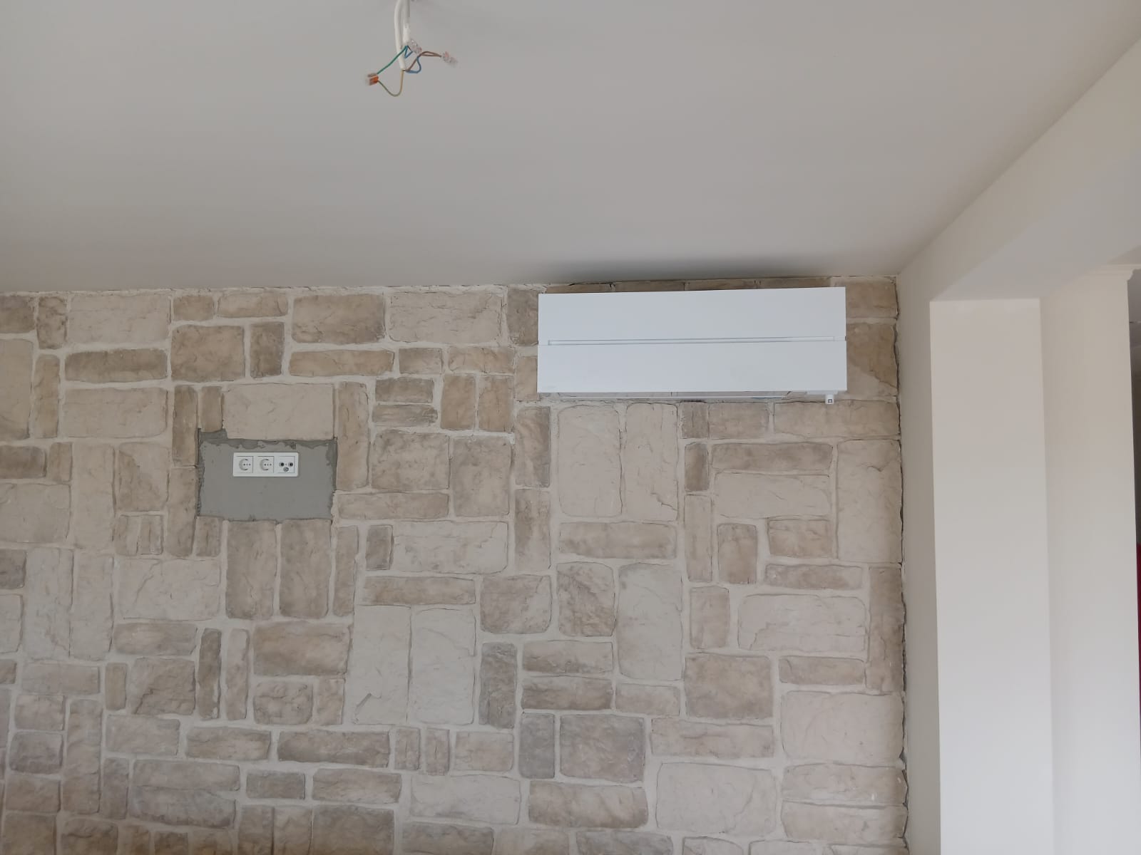 Innenanlage einer Bosch Wärmepumpe sauber integriert an eine Steinwand.